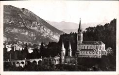 CPA Lourdes La Basilique et le Pic du Jer 