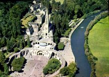 CPA Lourdes Vue aerienne sur la Basilique et le Gave 