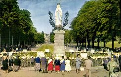 CPA Lourdes La Vierge Couronnee 