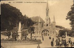 CPA Lourdes La Basilique et la Vierge Couronnee 