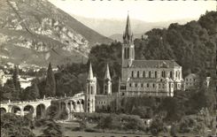 CPA Lourdes La Basilique et les Montagnes 