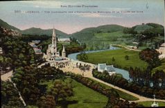 CPA Lourdes Vue Plongeante sur L'Esplanade La Basilique et la Vallee du Gave 