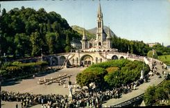 CPA Lourdes Les Malades Assistant au Chemin de Croix 