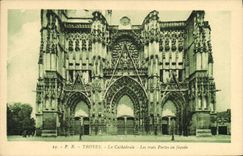 CPA Troyes La Cathedrale Les Trois Portes en Facade 