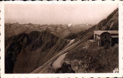 CPA Les Pyrenees Pic du Midi de Bigorre L'Hotellerie des Laquets et la Chaine des Pyrenees 