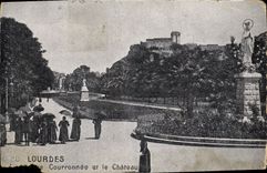 CPA Lourdes Courronnee et le Chateau 