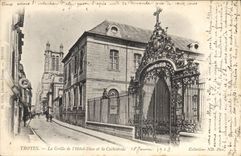 CPA Troyes La Grille de l'Hotel Dieu et la Cathedrale 