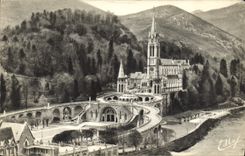 CPA Lourdes Vue d'Ensemble sur la Basilique 