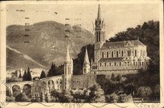 CPA Lourdes Hautes Pyrenees La Basilique et la Grotte vues de la Rive Driote du Gave 