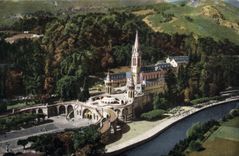 CPA Lourdes Htes Pyr Vue Aerienne des Sanctuares de Profil avec la Grotte et les Piscine 