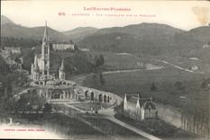 CPA Les Hautes Pyrenees Lourdes Vue Plongeante sur La Basilique 