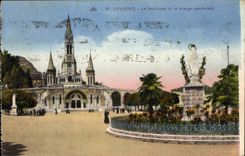 CPA Lourdes La Basilique et la Vierge Couronnee 
