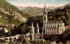 CPA Lourdes Les Rampes et la Basilique Au fond l'Adiden 