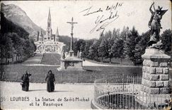 CPA Lourdes La Statue de Saint Michel et la Basilique 
