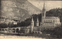 CPA Lourdes La Basilique et la chaine des Pyrenees 