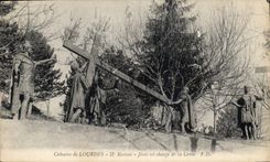CPA Calvaire de Lourdes II Station Jesus est charge de sa Croix 