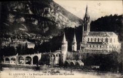 CPA Lourdes La Basilique et la Chaine des Pyrenees 