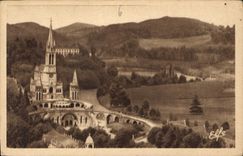 CPA Lourdes Vue plongeante sur la Basilique et la Vallee du Gave 