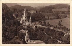 CPA Lourdes Le Monument aux Morts et la Basilique 