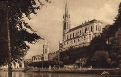 CPA Lourdes Htes Pyrenees La Basilique Vue prise du Gave 