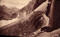 CPA Gavarnie HP Le gouffre de la cascade en hiver Au fond l'entree du Cirque 