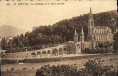 CPA Lourdes La Basilique et le Fer a cheval 