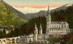 CPA Lourdes La Basilique et les Montagnes 