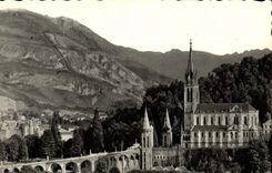 CPA Lourdes La Basilique vue de cote et les Pyrenees 