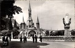 CPA Lourdes La Basilique et la Vierge Couronnee 