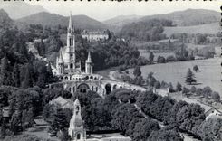 CPA Lourdes Le Monument aux Morts et la Basilique 