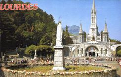 CPA Lourdes La Basilique et la Vierge Couronnee 