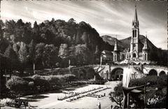 CPA Lourdes Les Malades assistant au Chemin de Croix pendant le Pelerinage du Rosaire 