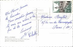 CPA Lourdes Les Malades assistant au Chemin de Croix pendant le Pelerinage du Rosaire 