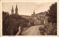 CPA Saint Michel de Frigolet B du Rh l'Arrivee a l'Abbaye Ancienne entree du Monastere avec ses tour