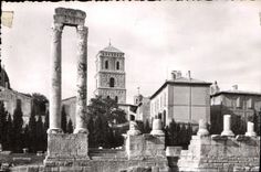 CPA Arles le Theatre antique et le clocher de Saint Trophime 