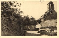 CPA Paysages et Pierre de Provence les Baux B du R Place de l'Eglise et Chapelle des Penitents XVI s