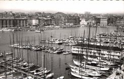 CPA Marseille Panorama sur le Port Dans le fond la Canebiere Bateaux