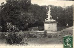 CPA Chateau de Compiegne Un Allee du Parc 
