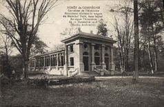 CPA Foret de Compiegne Carrefour de l'Armistice Monument abritant le Wagon du Marechal Foch 