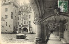 CPA Pierrefonds Le Chateau Vue interieur de la Colonnade de la Cour d'Honneur 