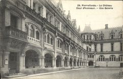 CPA Pierrefonds Le Chateau Cour d'Honneur Une Galerie 