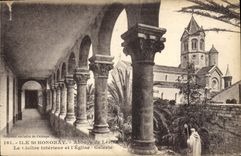 CPA Ile St Honorat Abbaye de Lerins Le Cloitre interieur et l'Eglise Galerie 