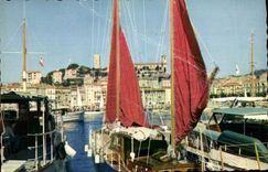 CPA La Cote d'Azur Cannes A M Le Port et le Suquet Bateaux