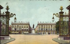 CPA Nancy Place et Statue de Stanislas A droite le musee de peinture