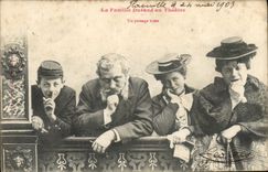 CPA La Famille Durand au Theatre 