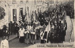 CPA Lisieux Procession rue de Livarot 