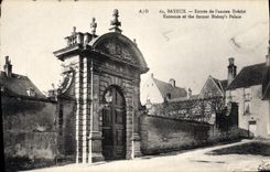 CPA Bayeux Entree de l'ancien Eveche 