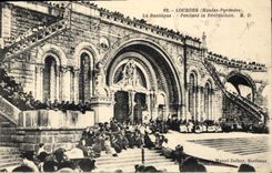 CPA Lourdes Hautes Pyrenees la Basilique pendant la Benediction 