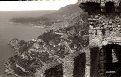 CPA Roquebrune Alpes Maritimes les Creneaux du Chateau a l'arriere plan la Principaute de Monaco 