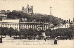 CPA Lyon Place Bellecour Statue de Louis XIV et Fourviere 